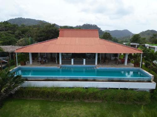 an overhead view of a house with a swimming pool at Ciel y Miel in Colón
