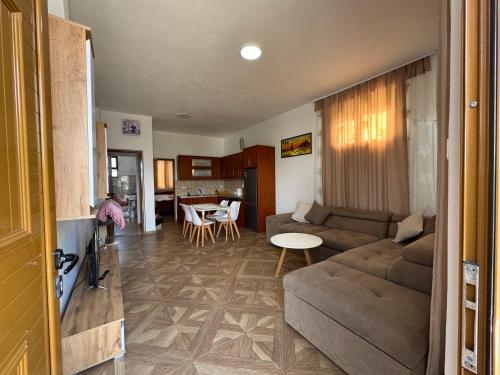 un soggiorno con un divano e un tavolo di Kappa guesthouse a Ksamil