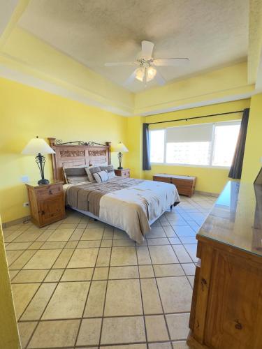a bedroom with a bed and a ceiling fan at Girasol Maximilian en la Playa Sandy Beach in Puerto Peñasco