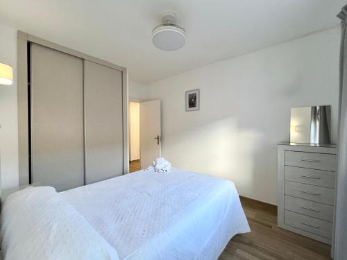 Urban Bay City Center & Beach Apartment