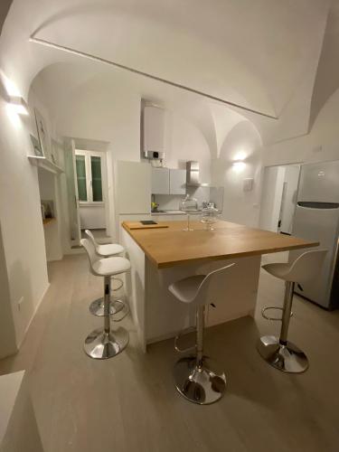 a kitchen with a counter and two bar stools at Sole Mio in Sanremo