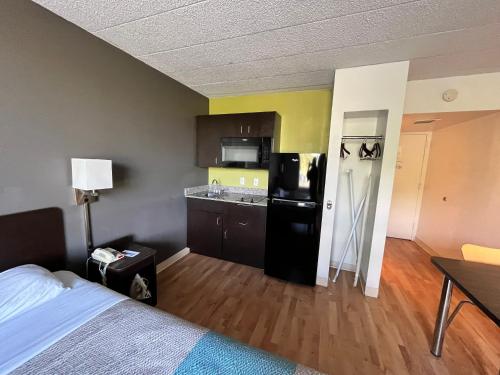 Kuchyň nebo kuchyňský kout v ubytování Studio 6 Suites Clarion, PA