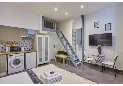 une cuisine avec un escalier et un salon dans l'établissement Studio Center of Paris Montmartre by Studio prestige, à Paris