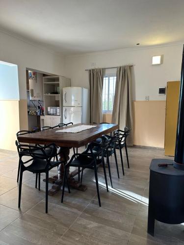 a table and chairs in a room with a kitchen at esfuerzo in La Punta