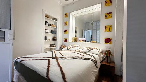 - une chambre avec un lit et un miroir dans l'établissement Chic 1 room apartment Near Louvre & Palais Garnier, à Paris