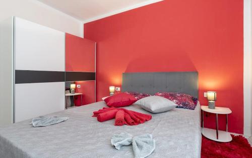 シベニクにあるLana Šibenikの赤い壁のベッド付きの赤いベッドルーム