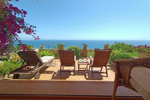 Between the sky and the sea