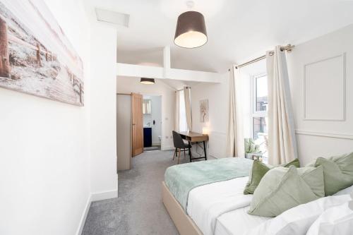a bedroom with a bed and a desk in a room at Archies Cozy Retreat A Stylish Derby Hideaway in Derby