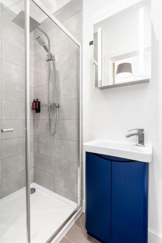 a bathroom with a sink and a shower at Archies Cozy Retreat A Stylish Derby Hideaway in Derby