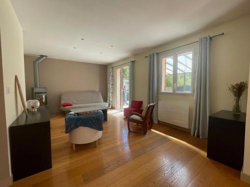 un salon avec un canapé et une table dans l'établissement Villa T5 piscine, proche Cassis La Ciotat, à Roquefort-la-Bédoule