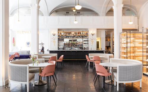 a restaurant with tables and chairs and a bar at Tranquil Escape in Church Hill Near Libby Park in Richmond