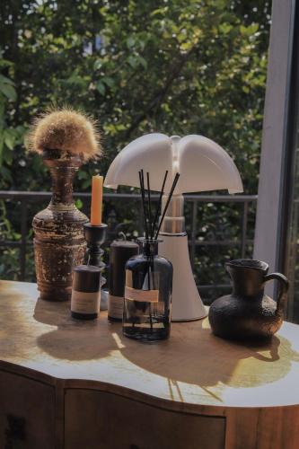 une table avec un tas d'objets dessus dans l'établissement Cozy vintage house with pool in Cimiez, à Nice