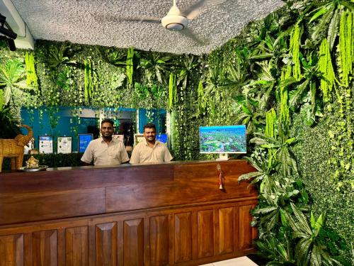Členové personálu v ubytování Sundaras Infinity Jungle Resort