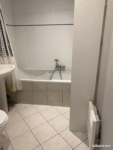 une salle de bain avec une baignoire, des toilettes et un lavabo dans l'établissement sob appart, à Paris
