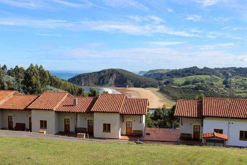 a row of houses with mountains in the background at Apartamentos Monterodiles in Liñero