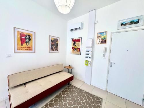 une chambre avec un banc dans l'angle d'une pièce dans l'établissement Nemausus - T2 pour 4 en Centre-Ville, à Nîmes