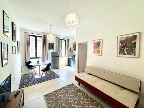 un salon avec un canapé et une table dans l'établissement Nemausus - T2 pour 4 en Centre-Ville, à Nîmes