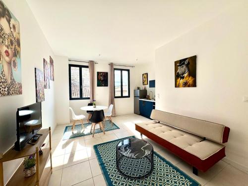 un salon avec un canapé et une table dans l'établissement L'Artelier,T2 centre Nîmes, lit 160, CLIM, à Nîmes