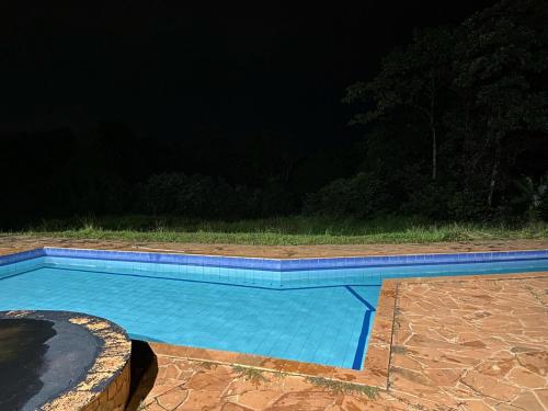 Kolam renang di atau dekat dengan Chácara Pera Doce - surrounded by green area