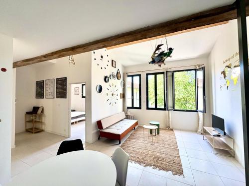 un salon avec un canapé et une table dans l'établissement L'Escale, T3 CLIM – 6 pers, Nîmes hyper-centre, à Nîmes