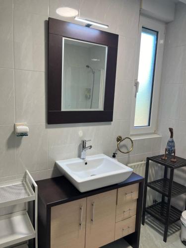 a bathroom with a sink and a mirror at El Gallo Azul in Oruña