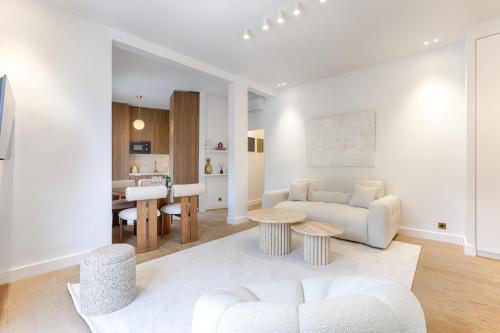 un salon avec un canapé et une table dans l'établissement Appartement de Luxe avec terrasse sur les Champs Elysées, à Paris