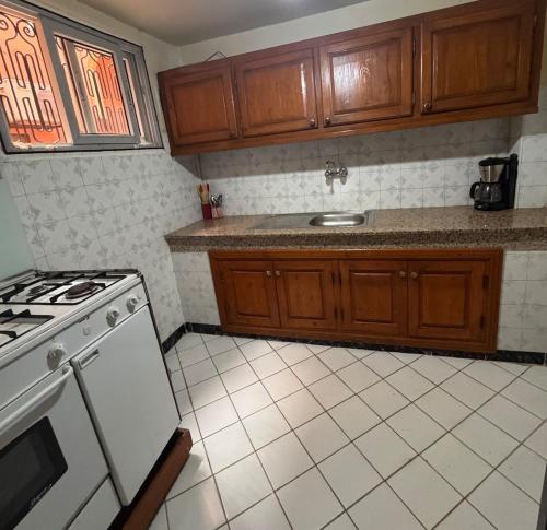 Η κουζίνα ή μικρή κουζίνα στο Riad Naïel piscine privée