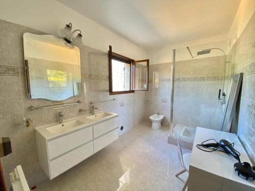 Ένα μπάνιο στο Casa Maredda with private pool and large garden