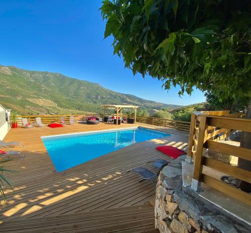 - une piscine sur une terrasse avec une montagne en arrière-plan dans l'établissement Casa Maredda with private pool and large garden, à Peri