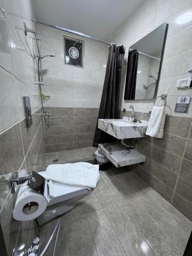 Bilik mandi di Petra Rocks Hotel