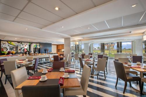 a restaurant with tables and chairs and a bar at Brasil 21 Convention Affiliated by Meliá in Brasilia