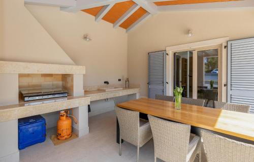 Una cocina con una mesa y sillas de madera. en Beautiful Home In Nedescina With Wifi, en Nedeščina