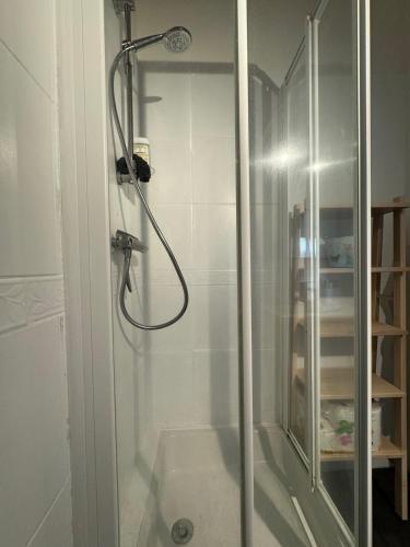 une douche avec une porte vitrée dans une salle de bain dans l'établissement Charming mini-villa, à Sanary-sur-Mer