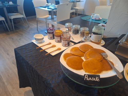 Hotel le Foron في لا روتشيه سر فورون: طاولة مع الفطائر على صحن على طاولة