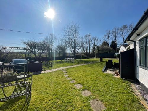Serene Countryside Escape with Parking photo 3