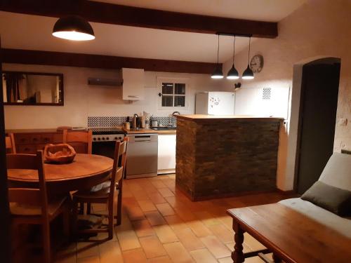 une cuisine avec une table en bois et une cuisine avec une table à manger dans l'établissement Mas jumelé 2 chambres dans cadre idyllique proximité mer, à La Cadière-dʼAzur