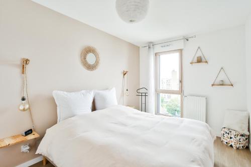 une chambre blanche avec un lit blanc et une fenêtre dans l'établissement Chill 2 à Paris La Défense Arena, à Nanterre