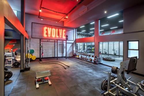 a gym with a sign that reads evolve at Brasil 21 Convention Affiliated by Meliá in Brasilia