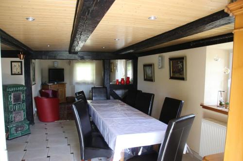 une salle à manger avec une table et des chaises dans l'établissement Gîte des Chamois, à Geishouse