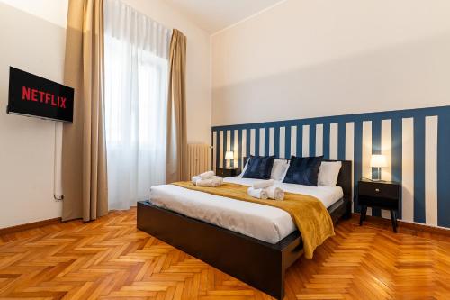 una camera da letto con un letto grande con due asciugamani sopra di Suite Charme Brera a Milano