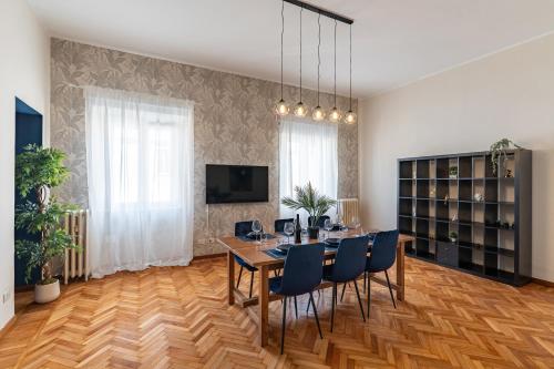 una sala da pranzo con tavolo e sedie di Suite Charme Brera a Milano