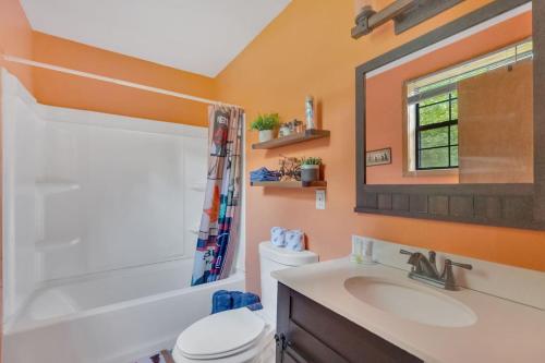 un bagno con lavandino, WC e specchio di Boo Bear Close to Gatlinburg a Cosby