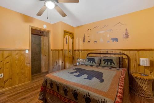 una camera da letto con un murale di orso sul muro di Boo Bear Close to Gatlinburg a Cosby