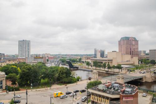 Nespecifikovaný výhled na destinaci Milwaukee nebo výhled na město při pohledu z apartmánu