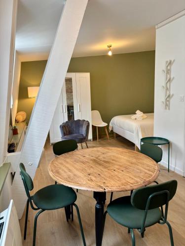 une pièce avec une table, des chaises et un lit dans l'établissement Casa Bondy - Studio - Coeur de ville de Brive, à Brive-la-Gaillarde