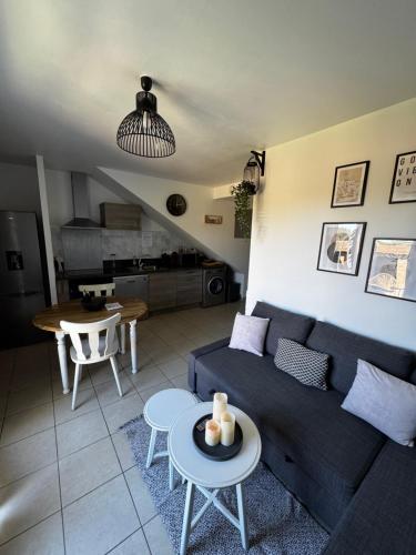 un salon avec un canapé et une table dans l'établissement La Bastide Saint Pierre T2 - Jardin, à Roquebrune-sur Argens