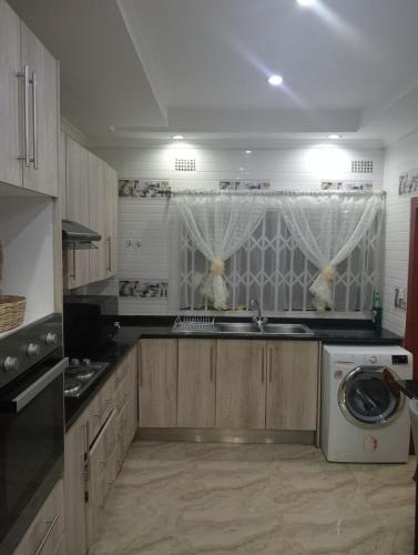 Η κουζίνα ή μικρή κουζίνα στο 3bdr Solar Power 24hrs plus Starlink Internet
