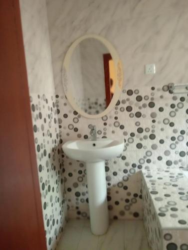 Ένα μπάνιο στο 3bdr Solar Power 24hrs plus Starlink Internet