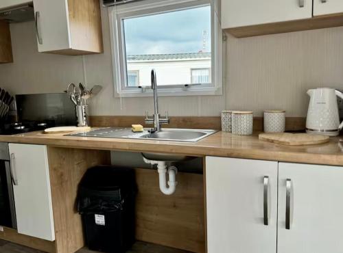 Η κουζίνα ή μικρή κουζίνα στο 5 Minutes Walk From Beach , Accessible Pet Friendly Caravan With Hot Tub On Coastfields Holiday Village