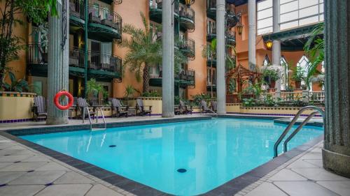 a swimming pool in the middle of a building at Hôtel Plaza Québec par JARO in Quebec City